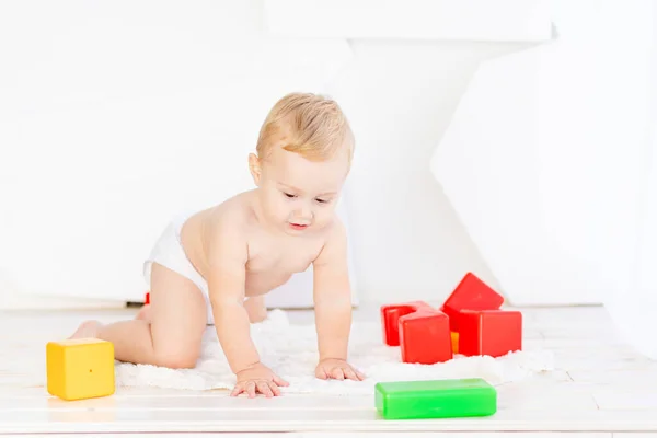 Niño Pequeño Niño Seis Meses Juega Con Cubos Brillantes Una — Foto de Stock