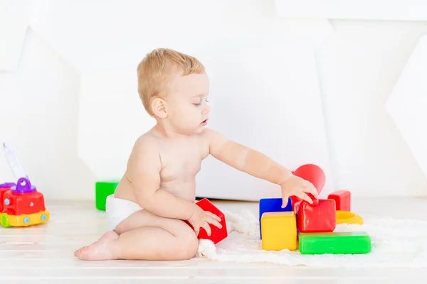 Uma Criança Pequena Menino Seis Meses Brinca Com Cubos Brilhantes — Fotografia de Stock