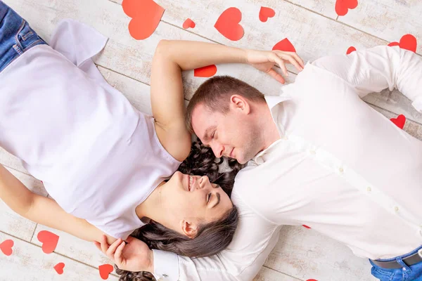San Valentino Una Coppia Innamorata Giace Tra Cuori Guarda — Foto Stock