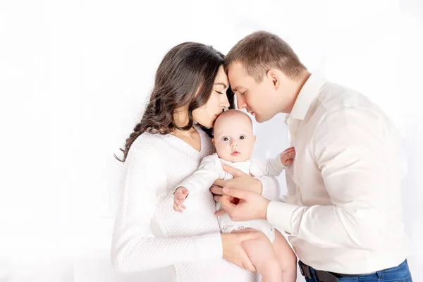 Mamá Papá Besan Bebé Recién Nacido Sosteniéndolo Sus Brazos Casa — Foto de Stock