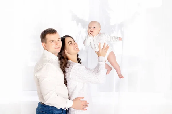 Mamãe Papai Levantam Bebê Recém Nascido Casa Pela Janela Conceito — Fotografia de Stock