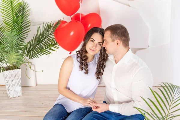 Любляча Пара Вітає Один Одного День Святого Валентина Обіймаючи Цілуючи — стокове фото