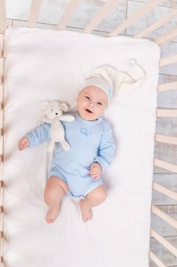 Bebek beşikte sabahları ya da yatmadan önce, aile ve doğum kavramı