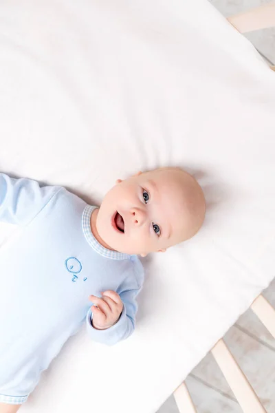 Bebê Engraçado Olha Para Câmera Deitada Berço Retrato — Fotografia de Stock