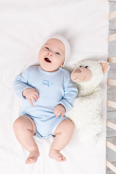 Glücklicher Kleiner Junge Kinderbett Mit Teddybär Spielzeug Kindern Und Geburtskonzept — Stockfoto