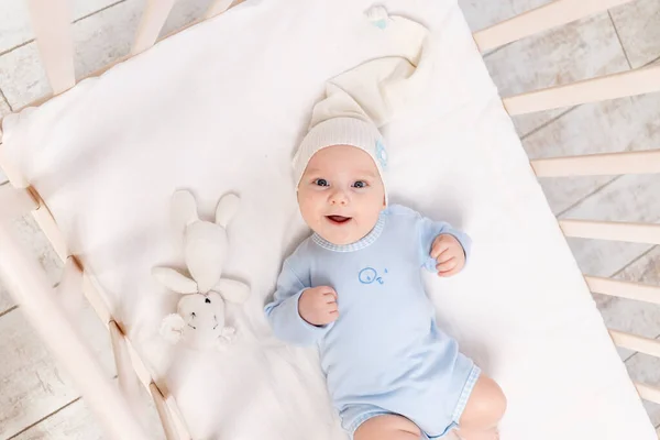Rindo Bebê Berço Bebê Bonito Meses Com Brinquedo Urso Pelúcia — Fotografia de Stock
