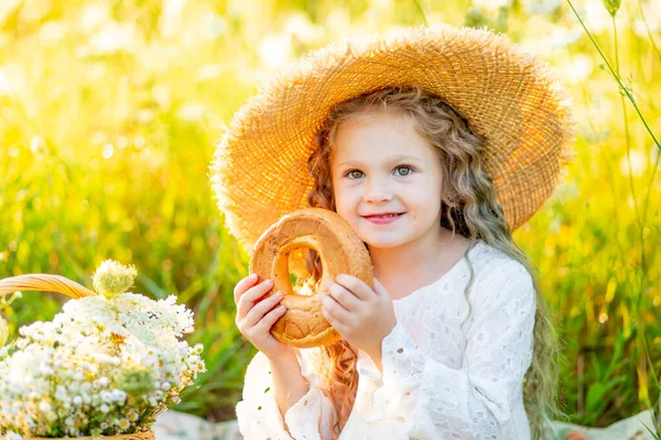 Schöne Kleine Mädchen Sitzt Einem Strohhut Einem Gelben Feld Mit — Stockfoto