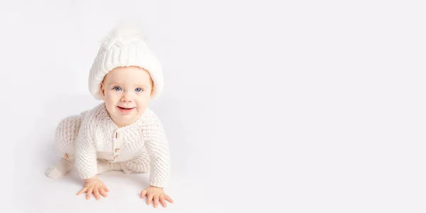 赤ちゃんは暖かいスーツに身を包み白い隔離された背景に帽子をかぶる — ストック写真
