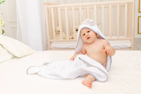 Bebé Una Toalla Sienta Cama Después Bañarse Sonríe —  Fotos de Stock