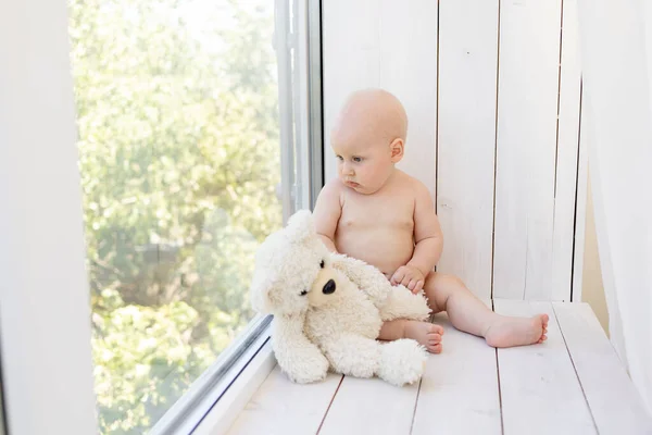 Bebé Ventana Con Oso Peluche Pañales Casa —  Fotos de Stock
