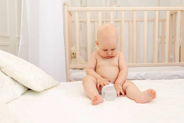 Bebé Con Biberón Leche Sentado Cama Casa Pañales —  Fotos de Stock