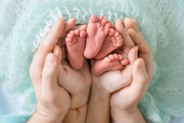 Jambes Bébé Dans Les Mains Papa Maman Sur Fond Bleu — Photo