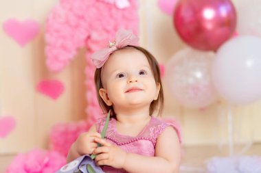 Mutlu bir bebeğin portresi Bir yılın doğum gününde