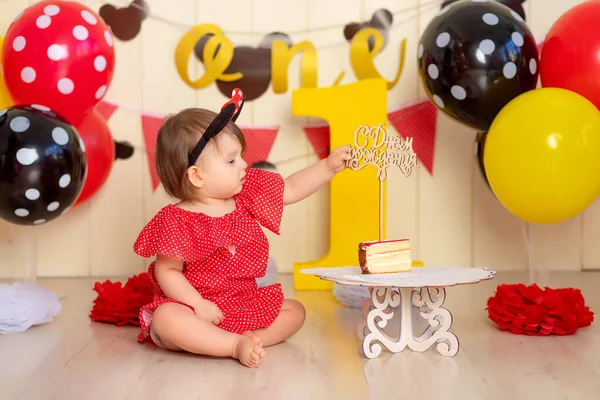 一岁大的婴儿的生日 红黄相间 有一个大的单元和一个大球 孩子吃了一个蛋糕 — 图库照片
