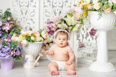 Çiçeklerin arasında melek kanatlı bebek, Sevgililer Günü konsepti,