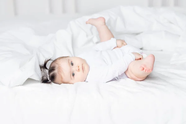 宝宝双脚向上躺在床上 这是一个充满爱心的快乐家庭和孩子的概念 — 图库照片