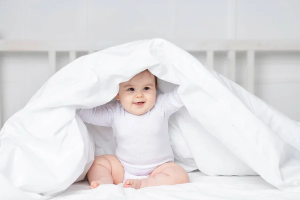 Bebé Asomándose Desde Debajo Manta Cama Casa Concepto Una Familia — Foto de Stock