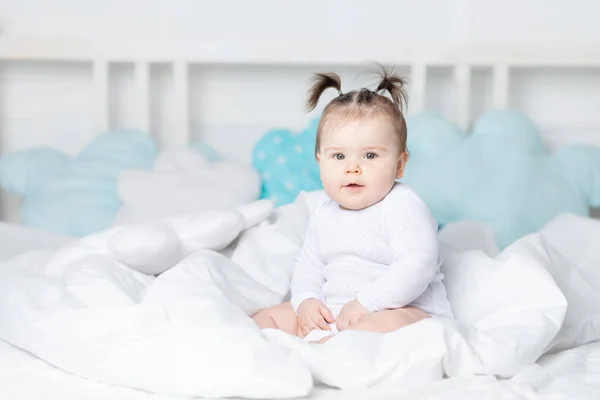 Bebé Sonriente Cama Cama Casa Concepto Una Familia Amorosa Feliz — Foto de Stock