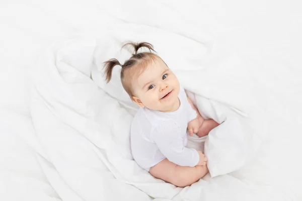Bebê Sorridente Cama Casa Olhando Para Cima Conceito Uma Família — Fotografia de Stock