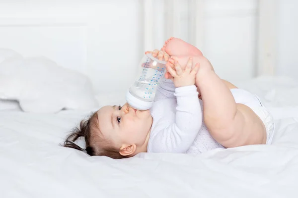 Baby Met Een Fles Het Bed Thuis Baby Food Concept — Stockfoto