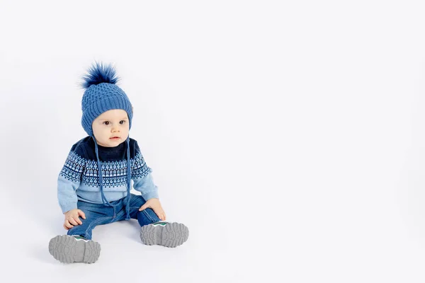 Bebé Niño Meses Sentado Sobre Fondo Blanco Aislado Ropa Invierno —  Fotos de Stock