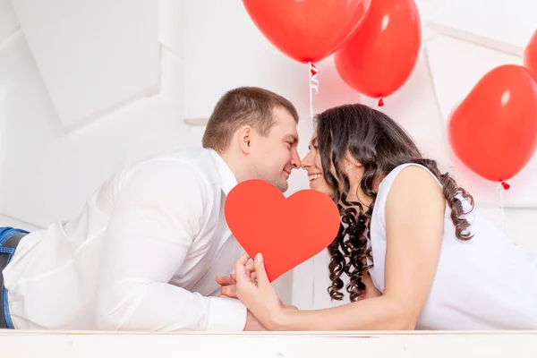 San Valentino Una Coppia Innamorata Che Bacia Chiudendo Con Cuore — Foto Stock