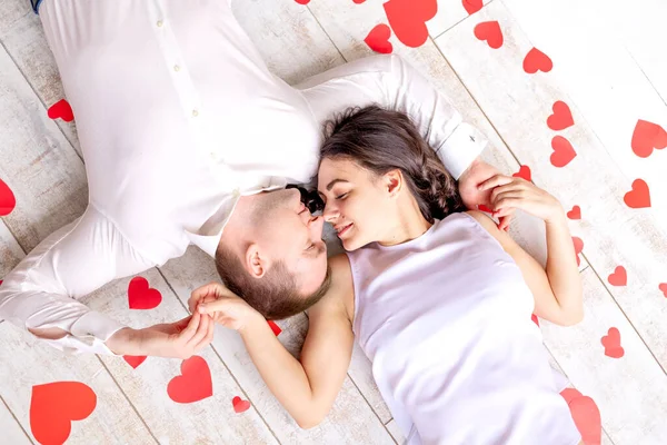 San Valentino Una Coppia Innamorata Giace Tra Cuori Sul Pavimento — Foto Stock