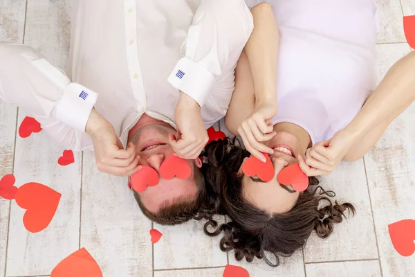 San Valentino Una Coppia Innamorata Giace Tra Cuori Terra Con — Foto Stock