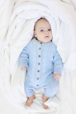 Battaniyedeki bebek, bebek sabahı, tekstil ve bebek yatağı