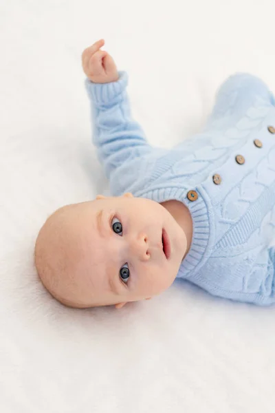 Portré Egy Kisfiúról Ágyon Textíliák Ágynemű Gyerekeknek Baby Morning — Stock Fotó