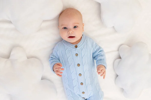 Baby Auf Dem Bett Zwischen Den Wolkenkissen Textilien Und Bettwäsche — Stockfoto