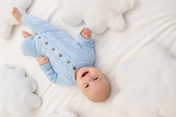 Μωρό Στο Κρεβάτι Ανάμεσα Στα Μαξιλάρια Σύννεφο Υφάσματα Και Κλινοσκεπάσματα — Φωτογραφία Αρχείου