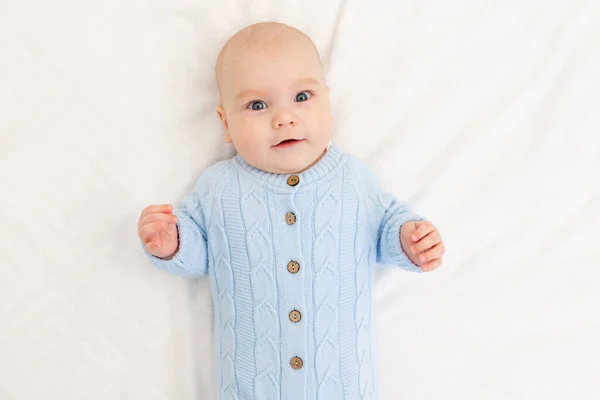 Porträt Eines Kleinen Jungen Auf Dem Bett Glücklich Lächelndes Baby — Stockfoto