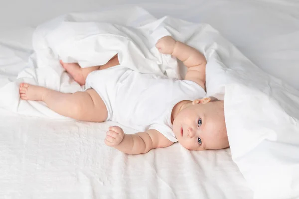 Bambino Sul Letto Mattino Tessile Biancheria Letto Bambini Neonato Svegliato — Foto Stock