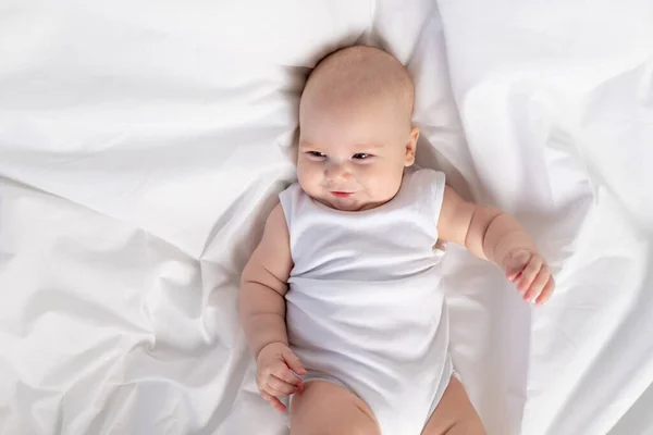 Portret Van Een Kind Een Wit Bed Ochtend Textiel Beddengoed — Stockfoto