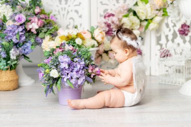 Çiçeklerin arasında melek kanatlı bebek, Sevgililer Günü konsepti,