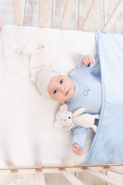 Bebek beşikte yatmadan önce ya da yatmadan önce, portre, aile ve doğum konsepti