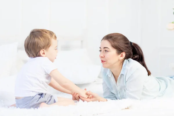 Mãe Bebê Conversando Casa Cama Conceito Relação Entre Pais Filhos — Fotografia de Stock