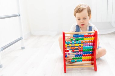 Faturalı bir çocuk, faturalarla oynayan ya da güvenen sevimli bir çocuk.