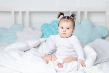 evde yatakta bebek, mutlu bir aile ve çocuk konsepti.