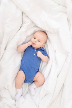 Beşikteki bebek, mutlu yeni doğan bebek ya sabah uyanır ya da yatar.