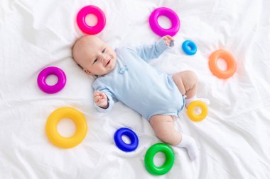 Mutlu erkek bebek oyuncakların arasında, çocuk oyuncağı konsepti