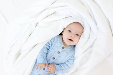 Battaniyedeki bebek, bebek sabahı, tekstil ve bebek yatağı