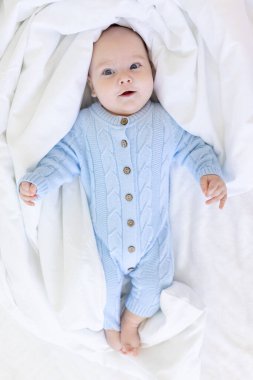 Battaniyedeki bebek, bebek sabahı, tekstil ve bebek yatağı