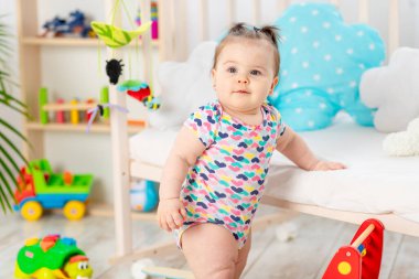 Bebek evde, çocuk odasında oyun oynuyor. Küçük çocuklar için oyuncaklar. Eğitici oyuncakları olan bir çocuk. Erken gelişme