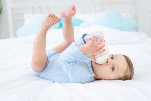 Хлопчик Пляшкою Молока Ліжку Сну Синьому Костюмі Тіла Концепція Дитячого — стокове фото