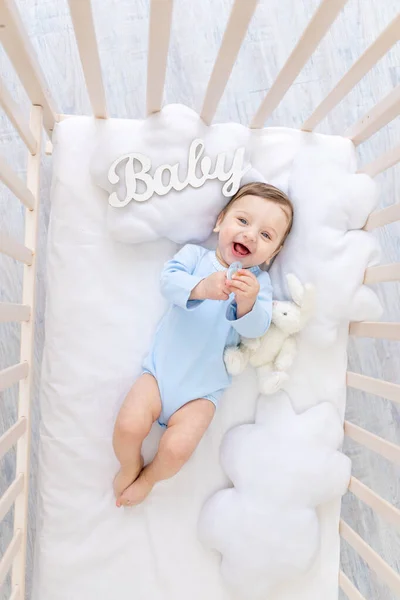 Niño Sonriente Feliz Cuna Con Bebé Inscripción Body Azul Lindo —  Fotos de Stock