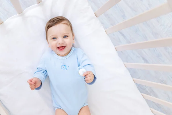 Feliz Sorrindo Bebê Menino Berço Azul Bodysuit Bonito Alegre Pequeno — Fotografia de Stock