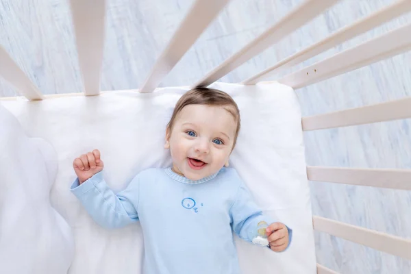 Χαρούμενο Χαμογελαστό Αγοράκι Κούνια Μπλε Κοστούμι Χαριτωμένο Χαρούμενο Μωράκι Στην — Φωτογραφία Αρχείου
