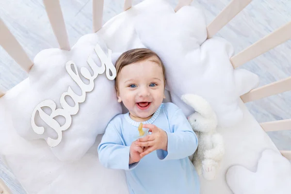 파란색 아기와 침대에서 행복하게 침대에서 기쁨에 귀여운 — 스톡 사진